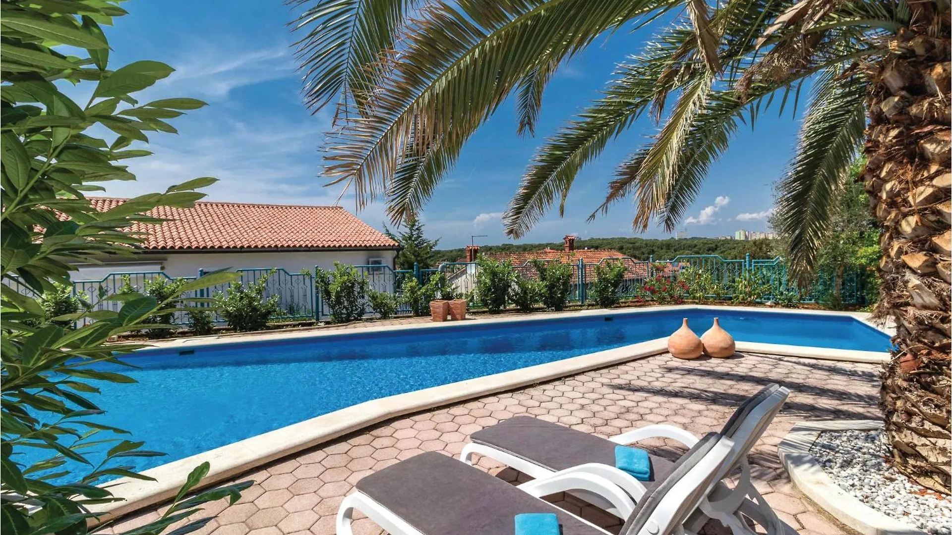 3 Bedroom Stunning Apartment In Pula