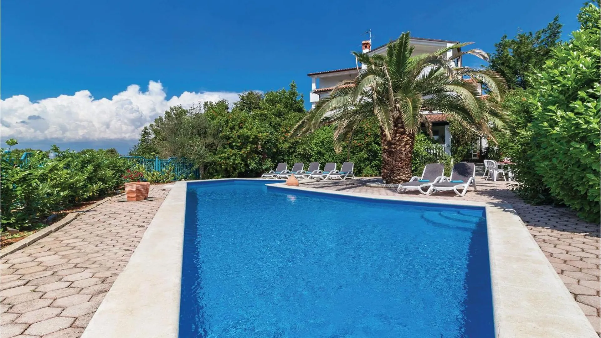 3 Bedroom Stunning Apartment In Pula