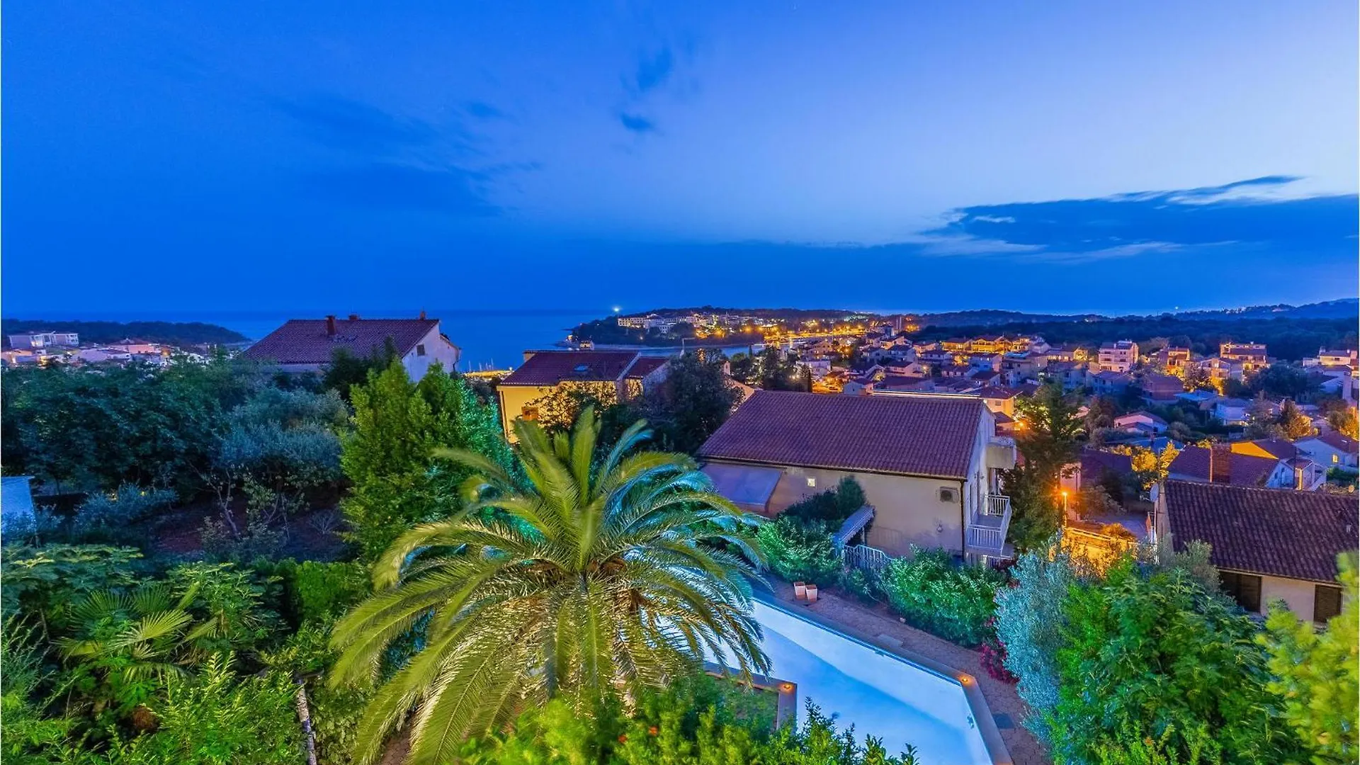 3 Bedroom Stunning Apartment In Pula 0*,